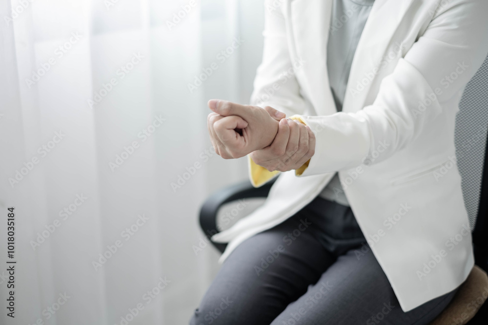 Woman hand with wrist pain numbness and pain in the palm of the hand has pain and tingling in the nerve endings This is a side effect of sitting and working for a long time on a laptop at the office Woman hand with wrist pain numbness and pain in the palm of the hand has pain and tingling in the nerve endings This is a side effect of sitting and working for a long time on a laptop at the office
