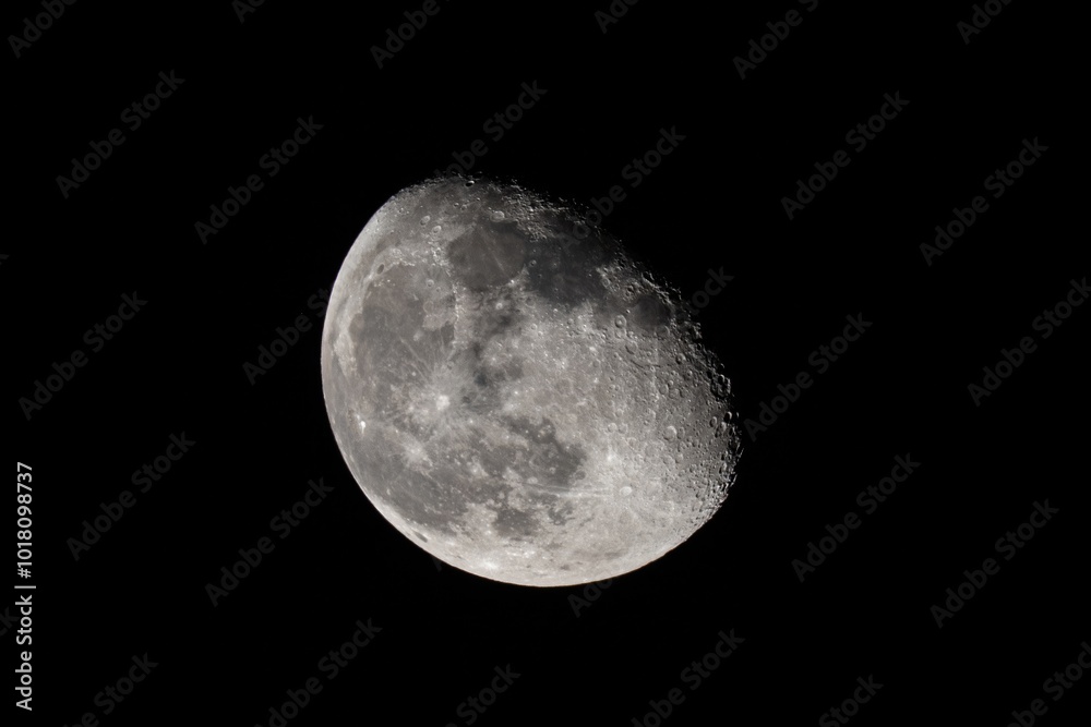 Obraz premium Very sharp picture of the moon and its surface.