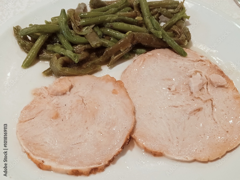 plate with turkey meat slices and green beans