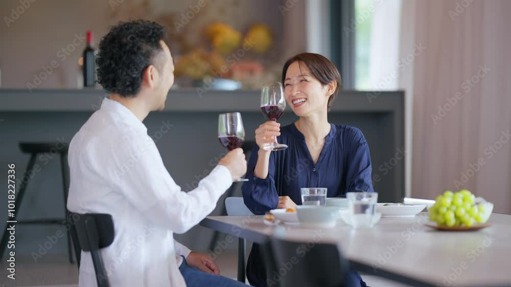 ランチでワインを飲む夫婦 ランチでワインを飲む夫婦