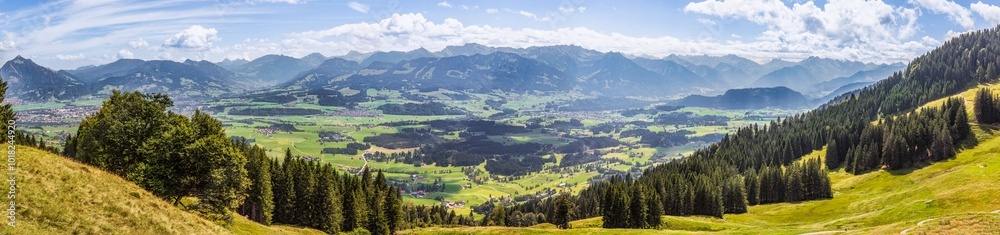 Fototapeta premium Blick vom Panoramaweg Ofterschwang im Allgäu talwärts Richtung Sonthofen, Fischen und den Berg Grünten 
