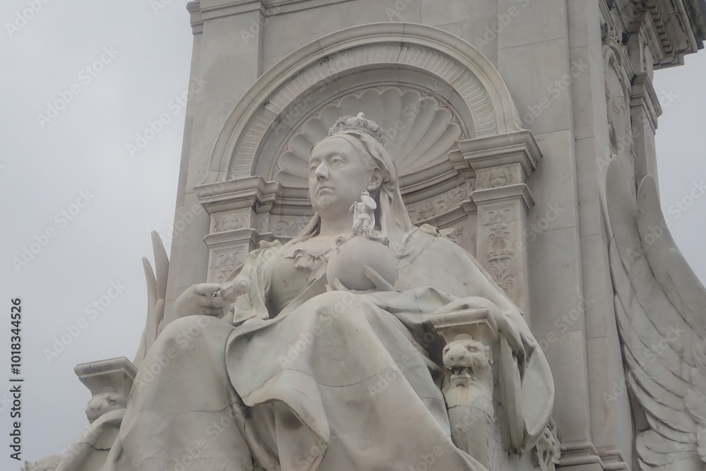 Fototapeta premium Enormous statue of Queen Victoria 