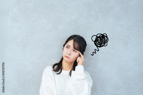 困った表情の女性