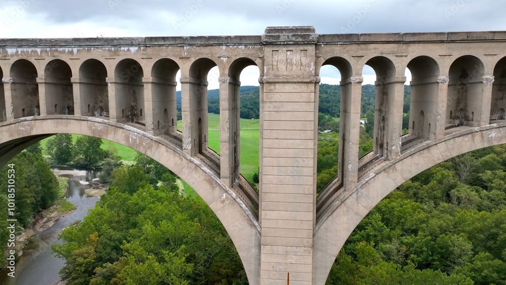Fototapeta premium The Tunkhannock Creek Viaduct is a historic railroad bridge in Pennsylvania, renowned for being the world’s largest reinforced concrete bridge completed in 1915