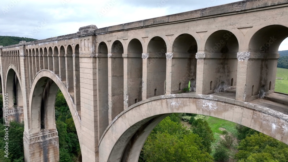 Fototapeta premium The Tunkhannock Creek Viaduct is a historic railroad bridge in Pennsylvania, renowned for being the world’s largest reinforced concrete bridge completed in 1915