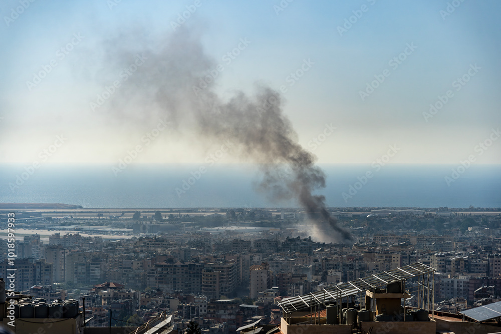Obraz premium Smoke from Israeli airstrike on Beirut Southern Suburbs, Lebanon amid Hezbollah-Israel conflict in October 2024