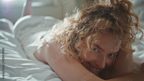 Fotografía Beautiful woman laughing bed in morning closeup