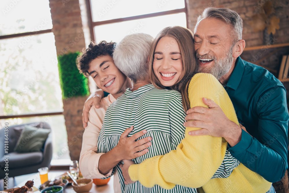 Obraz premium Photo of cheerful family hugging have fun congratulate meeting eating thanksgiving holiday dinner good mood having fun at home indoors