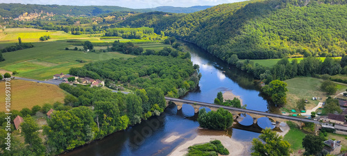 La rivière Dordogne, dans le Périgord en France, vue du Château de Castelnaud-la-Chapelle