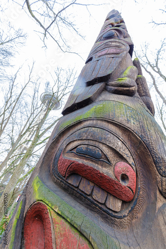 Totem de madera en medio de árboles photo