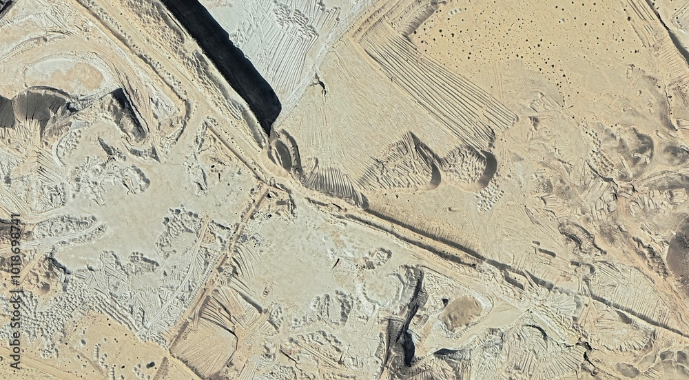 Obraz premium The landscape of the sandy desert in Qatar from a bird's eye view