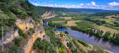 La rivière Dordogne et les falaises de La Roque-Gageac dans le Périgord en France, vue des jardins de Marqueyssac