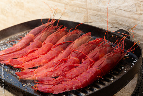 Plancha de asar con carabineros frescos.