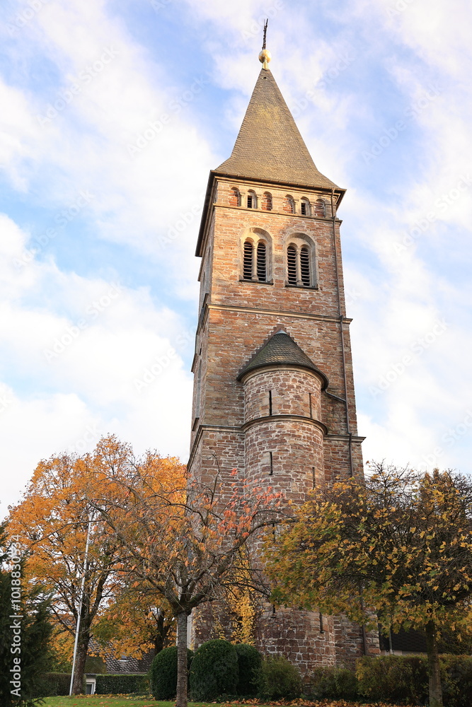 Fototapeta premium Historische Kirche im Zentrum der Stadt Willnsdorf in Nordrhein-Westfalen