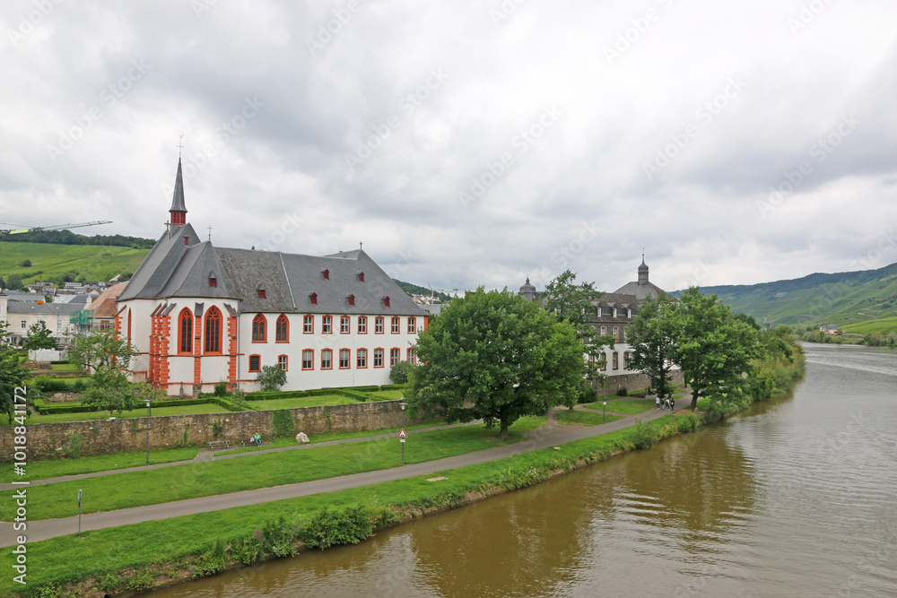 Naklejka premium Bernkastel-Kues by the River Mosel in Germany