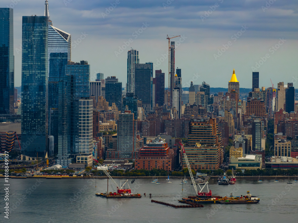 Fototapeta premium Construction on the Hudson River with NYC Skyline