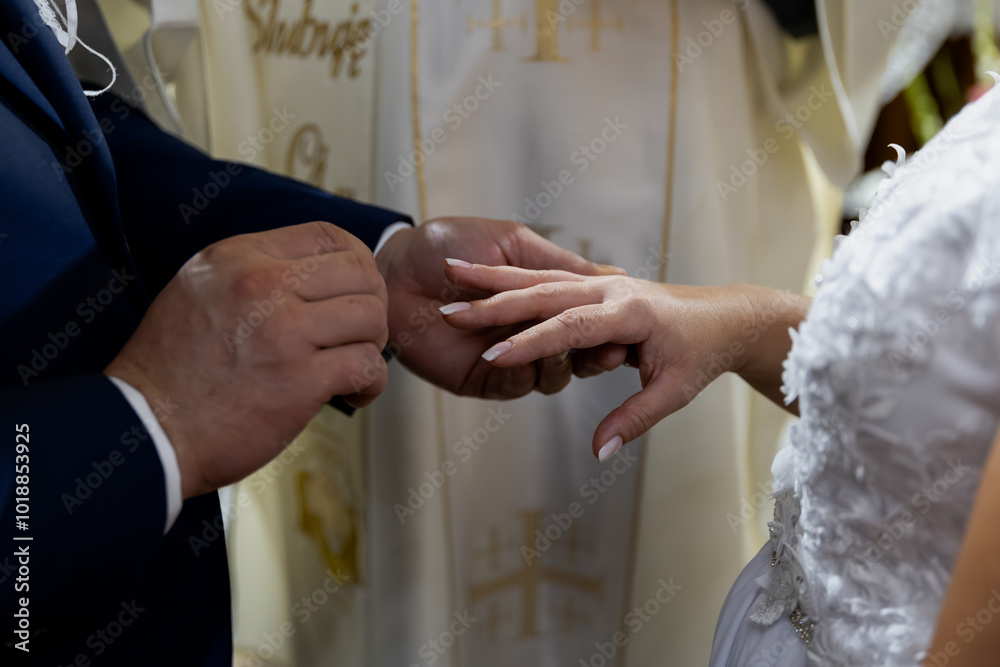 nakładanie obrączek podczas ślubu kościelnego
