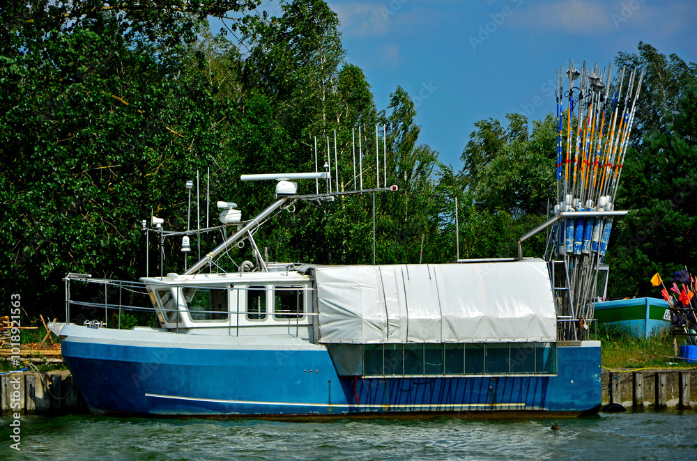 łódź rybacka w porcie, niebieska łódź rybacka, fishing boat in the harbor, blue fishing boat,