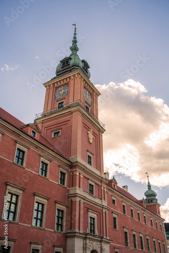 Obraz na płótnie The stunning Royal Castle in Warsaw, featuring its intricate architecture against a backdrop of a vibrant, partially cloudy sky. A perfect representation of historical grandeur and cultural heritage. w salonie