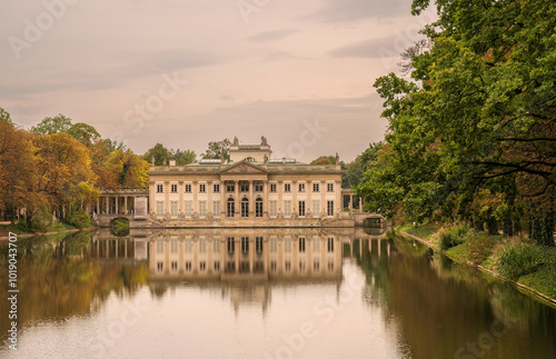 Obraz na płótnie Historic Palace Reflected in Serene Lake During Early Fall, Palace on the Water in the Lazienki park in Warsaw w salonie