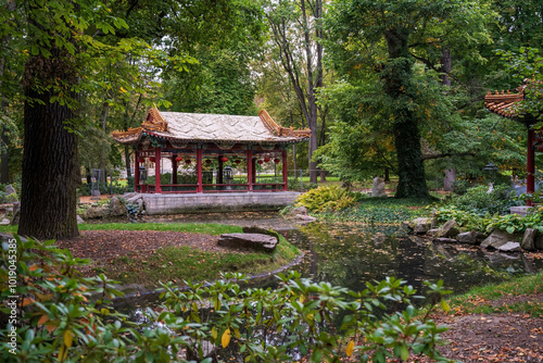 Obraz na płótnie Traditional Chinese Gazebo in Serene Garden Surroundings w salonie