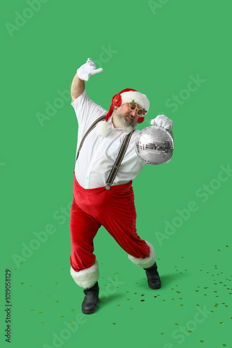Funny santa claus dancing w...