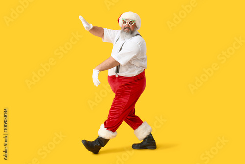 Funny Santa Claus dancing o...