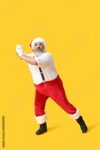 Funny Santa Claus dancing o...
