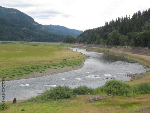 Fotografía oregon river by highway klamath forest