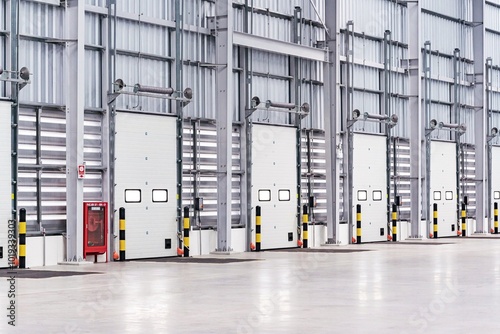 Fotografía a modern warehouse with a series of loading dock doors, designed for efficient shipping and receiving processes