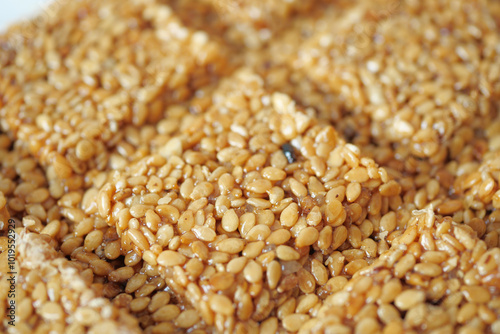 Φωτογραφία This is a delightful closeup photograph showing a homemade sesame seed brittle t