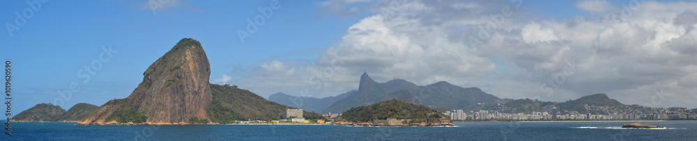 Fototapeta premium Wide panoramic view of Pão de Açúcar (Sugar Loaf) from the Santa Cruz da Barra Fortress, Niteroi, Rio de Janeiro, Brazil