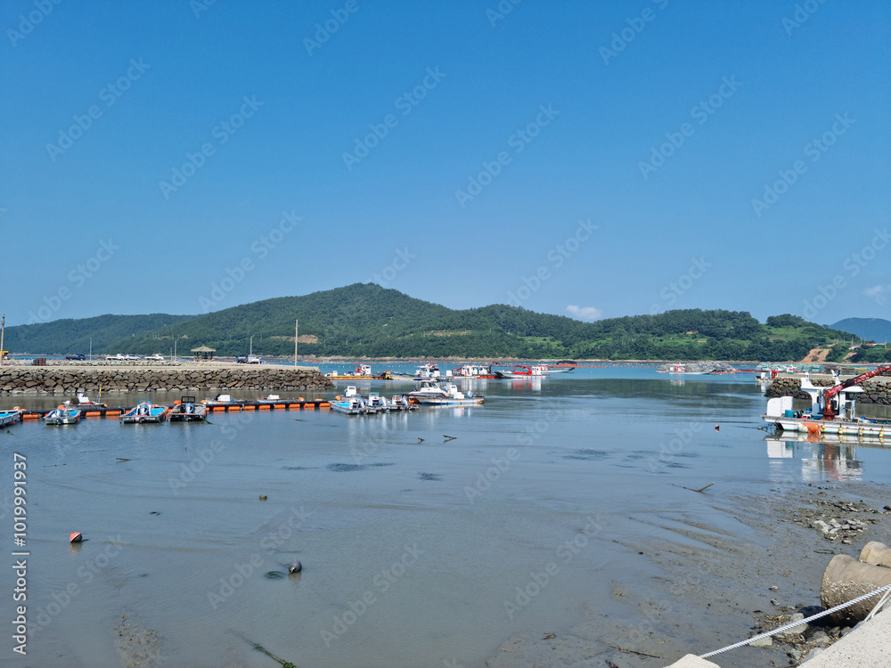 Fototapeta premium This is a seaside view of an island village.