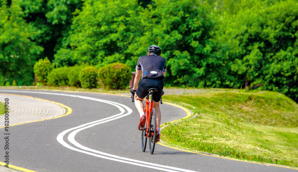 Obraz premium Cyclist ride on the bike path in the city Park 