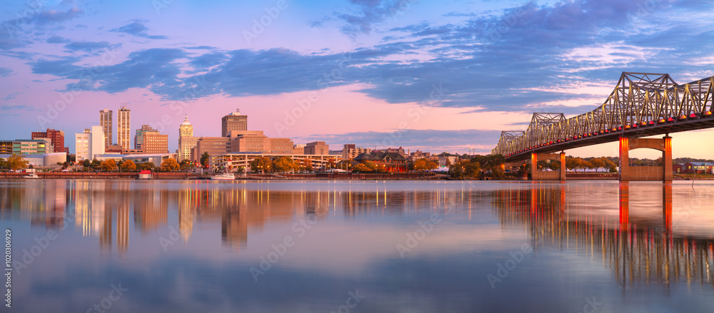 Naklejka premium Peoria, Illinois, USA. Panoramic cityscape image of Peoria skyline, Illinois, USA with reflection of city lights in the Illinois River at autumn sunrise.