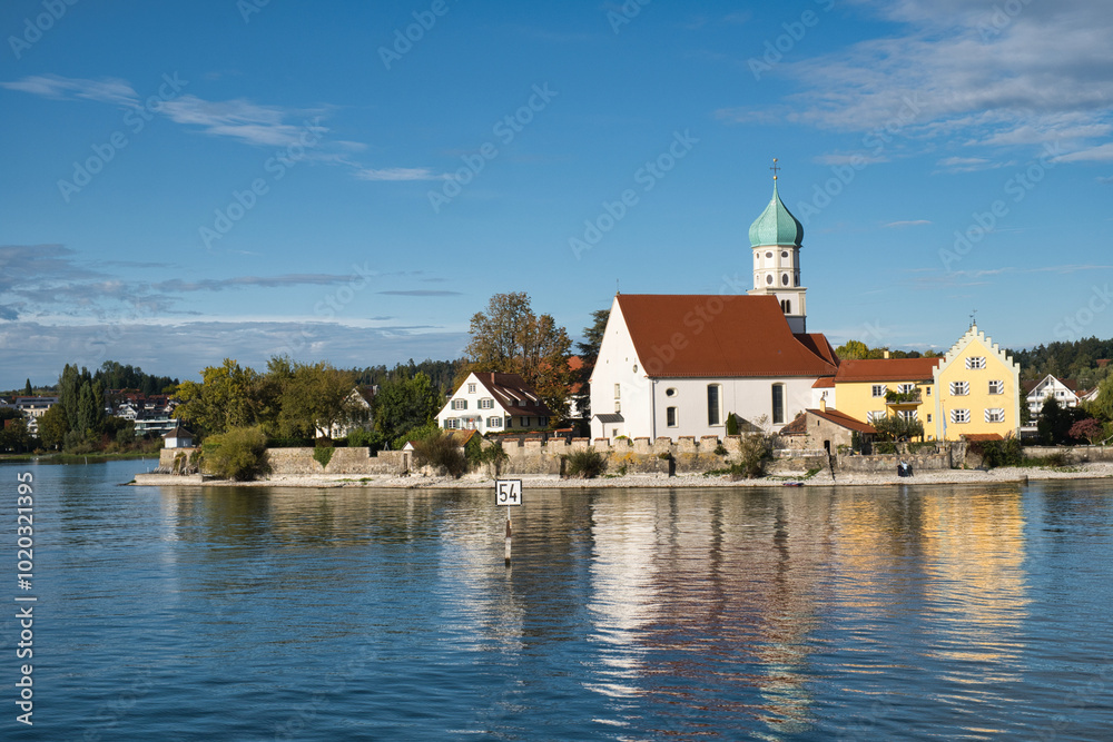 Bodensee, Wasserburg mit Kirche St. Georg Bodensee, Wasserburg mit Kirche St. Georg