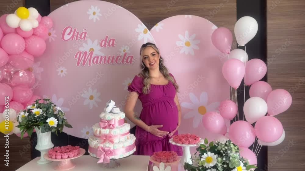 mãe a espera de menina em cha de fraldas 