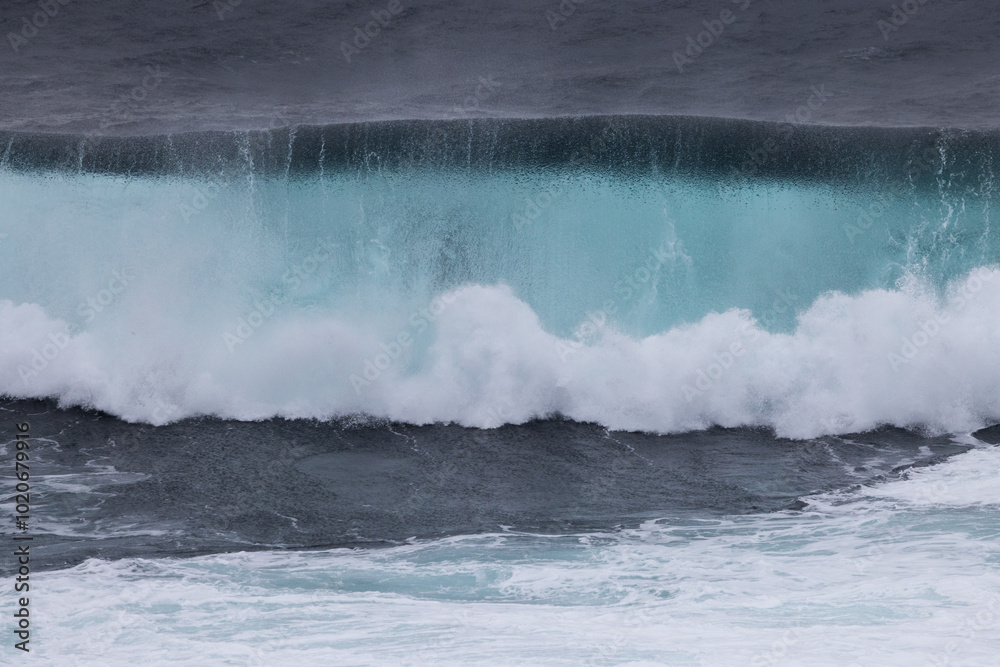 Obraz premium Azure Wave Breaking, Orkney, Scotland 