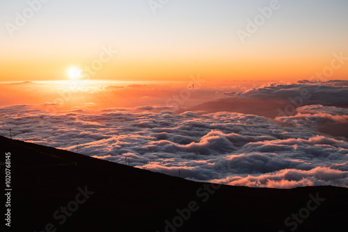 Obraz na plátně Sunset at Haleakala lookout with spectacular cloud formations as seen from the h