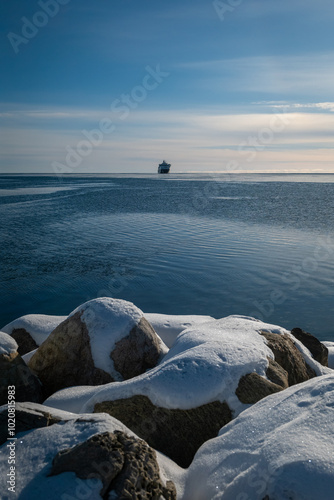 Obraz na płótnie Split Ice on the Seawater Surface in Fractal Patterns Seen From Above in the Northern Atlantic Ocean in Winter w salonie