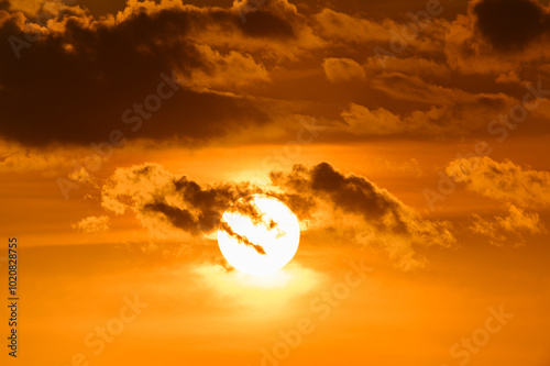 Ujecie zachodzącego słońca w wąskim kadrze na długiej ogniskowej, pomarańczowy zach&oacute;d slonca