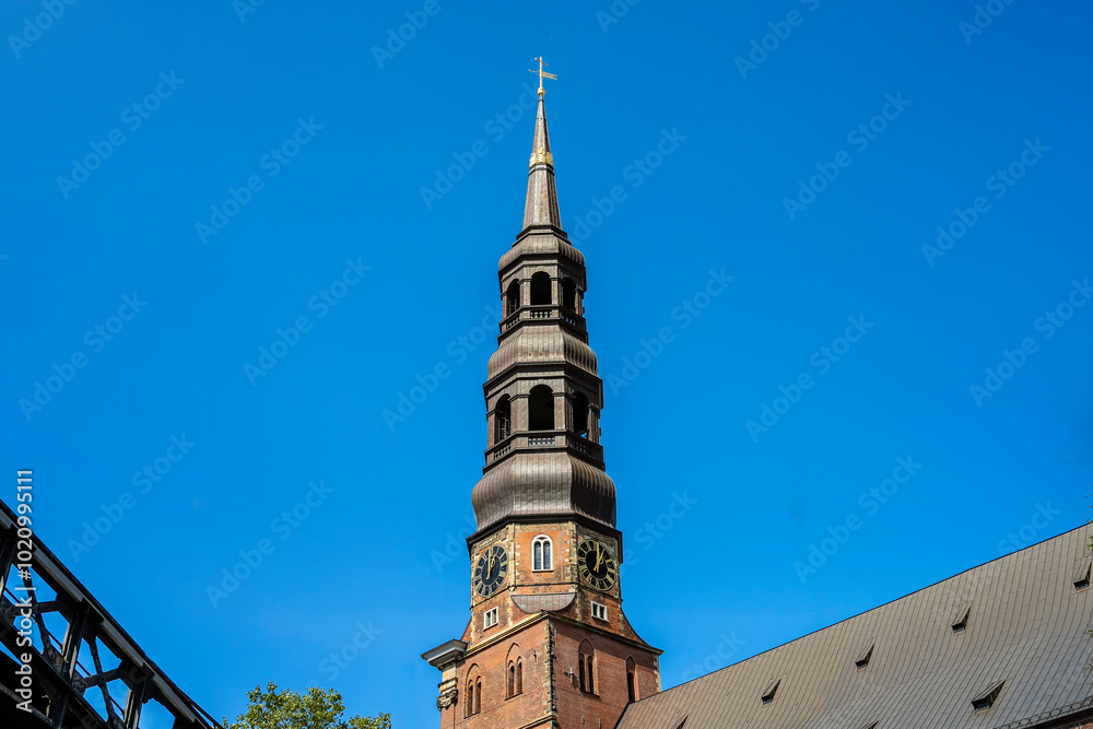 Obraz premium Kirchturm der Kirche Sankt Katharinen in Hamburg