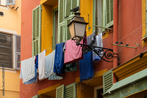 Altstadt von Nizza und Wäsche zum Trocknen photo