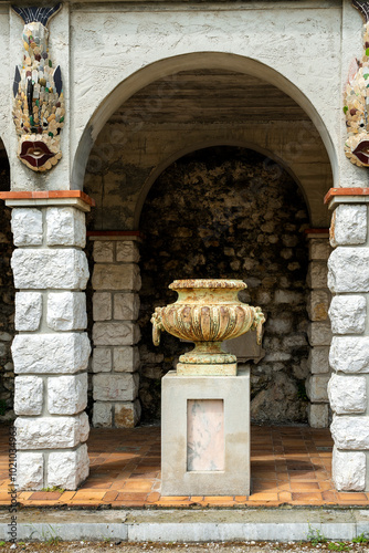 Römische Vase auf dem Colline du Château in Nizza photo