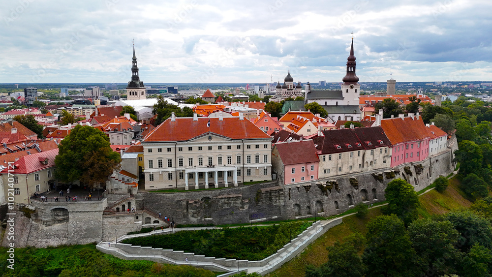 Centro de la ciudad de Tallin, castillo, muralla, catedrales y parques, viaje a Estonia a vista de dron Centro de la ciudad de Tallin, castillo, muralla, catedrales y parques, viaje a Estonia a vista de dron