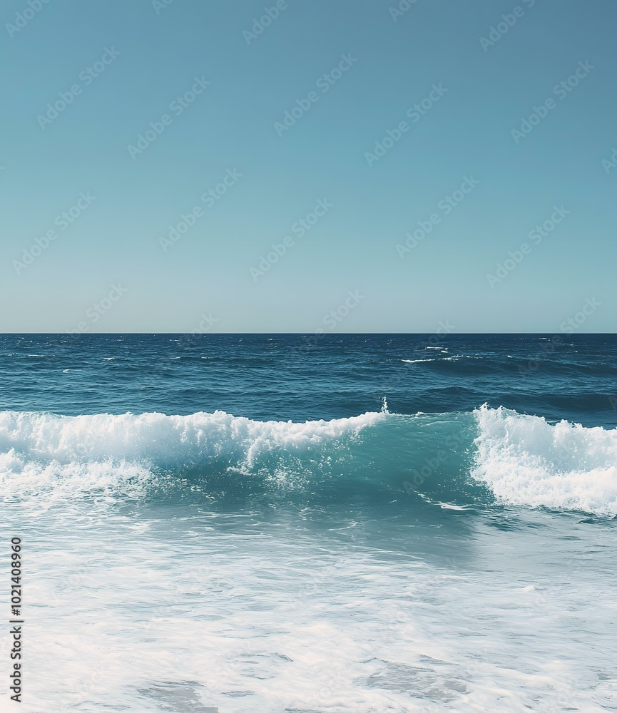 Fototapeta premium Blue Ocean Waves Breaking on the Shore