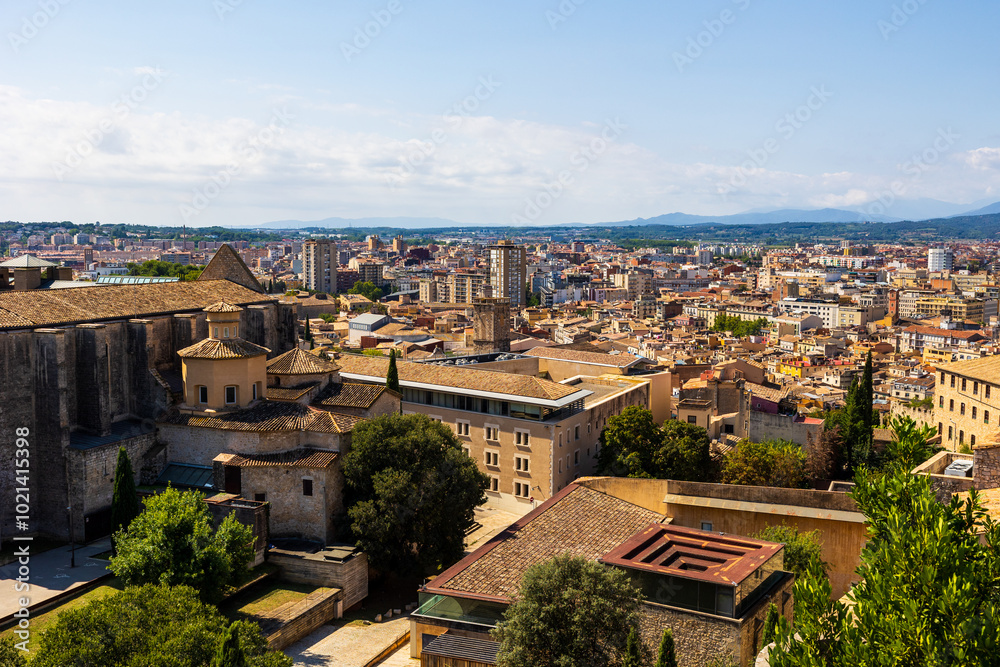Centre de Gérone et ses immeubles éclectique vue depuis les remparts Centre de Gérone et ses immeubles éclectique vue depuis les remparts