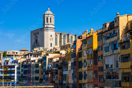 Façade baroque et imposante de la Catedral de Santa Maria de Gérone dominant le Riu Onyar et ses immeubles colorés photo