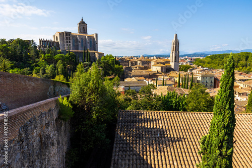 Panorama depuis les remparts sur Catedral de Santa Maria et la Basílica Sant Feliu de Gérone photo