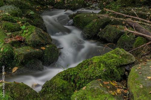 Langzeitbelichtung eines kleinen Wasserfalls im Wald